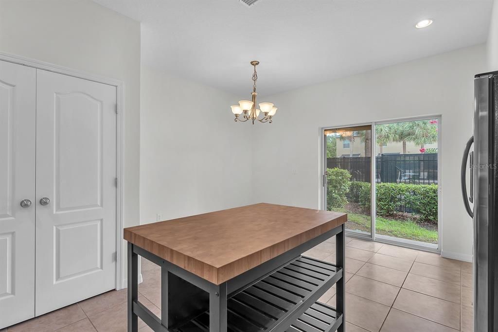 For Sale: $225,000 (2 beds, 2 baths, 1140 Square Feet)