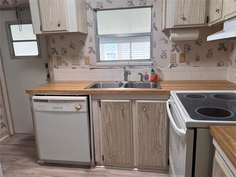 For Sale: $100,000 (2 beds, 2 baths, 863 Square Feet)
