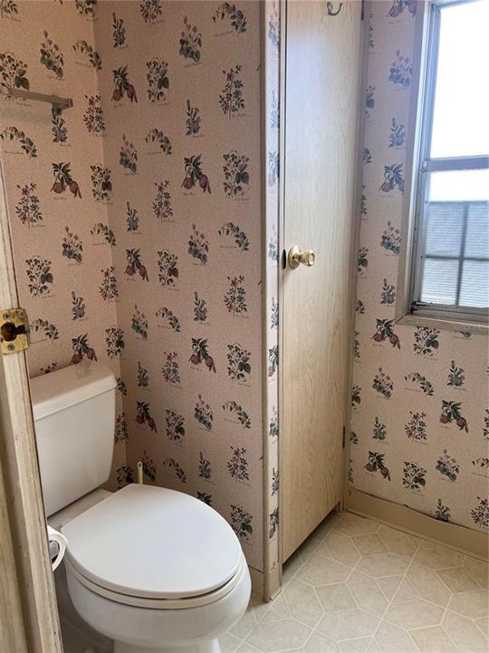 For Sale: $100,000 (2 beds, 2 baths, 863 Square Feet)