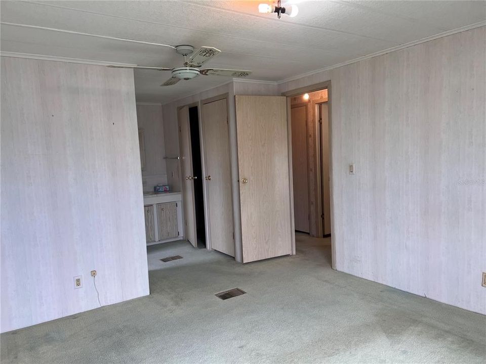 For Sale: $100,000 (2 beds, 2 baths, 863 Square Feet)
