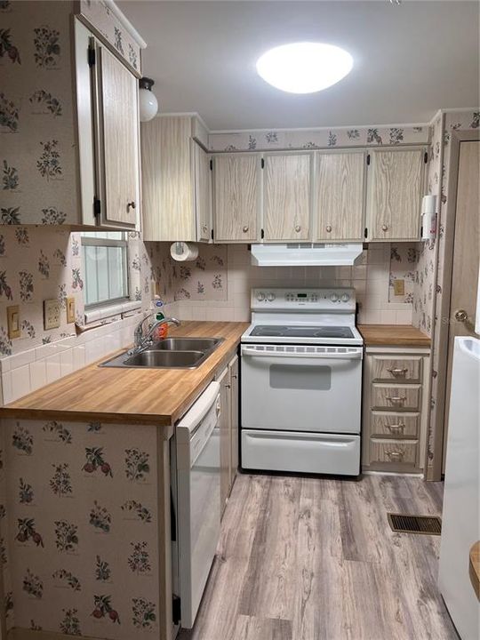 For Sale: $100,000 (2 beds, 2 baths, 863 Square Feet)
