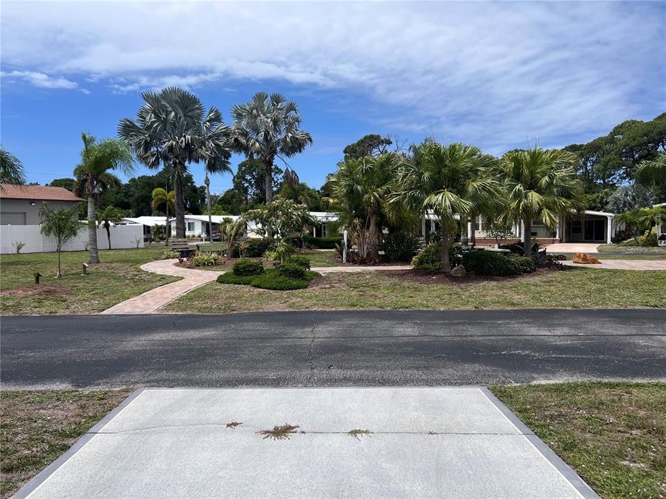For Sale: $100,000 (2 beds, 2 baths, 863 Square Feet)