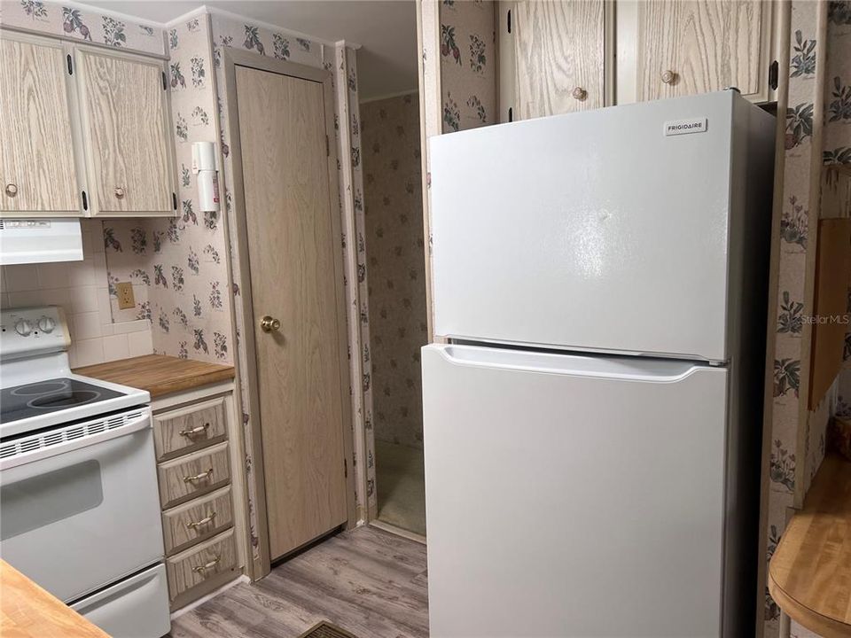 For Sale: $100,000 (2 beds, 2 baths, 863 Square Feet)