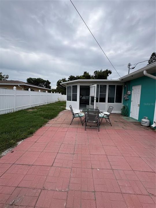 For Rent: $2,800 (3 beds, 2 baths, 1277 Square Feet)