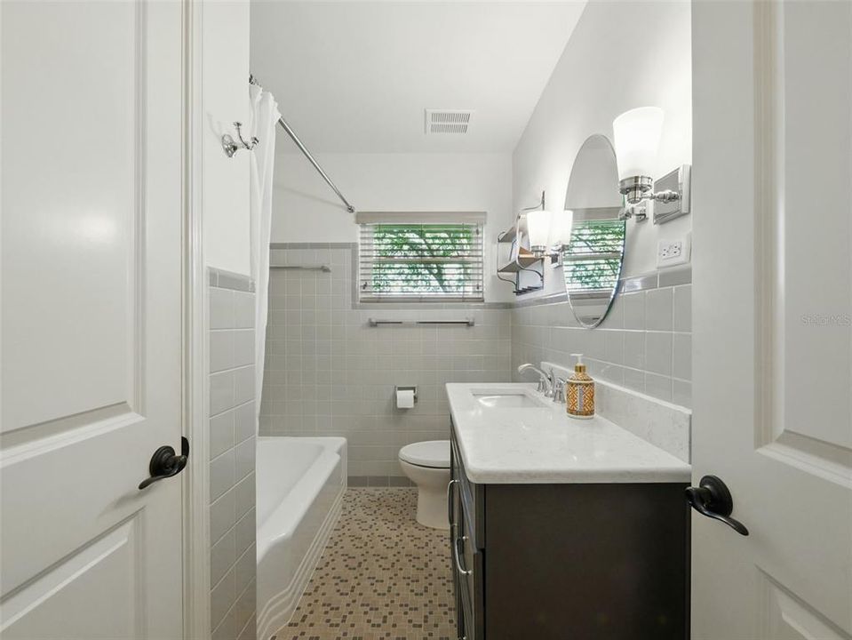 For Rent: $2,400 (2 beds, 1 baths, 1314 Square Feet)