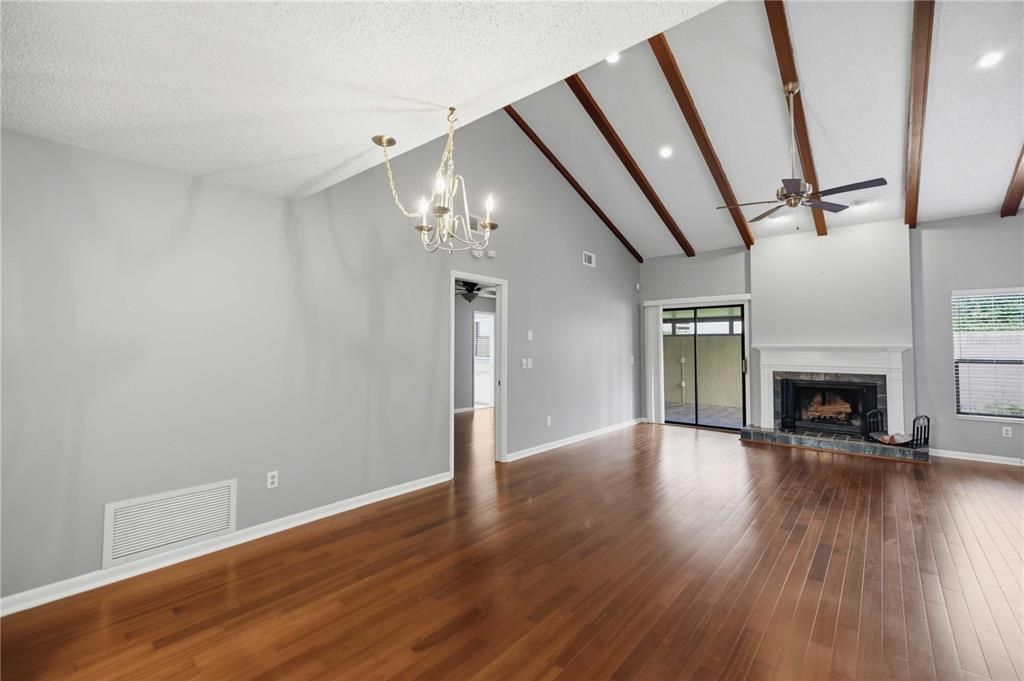 For Sale: $219,995 (2 beds, 2 baths, 1354 Square Feet)