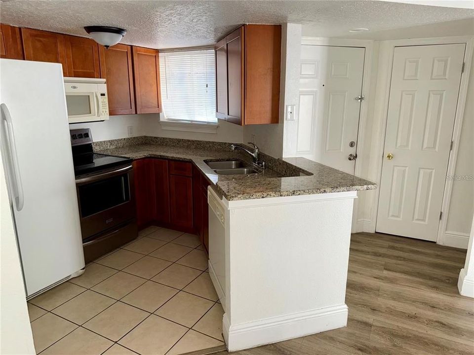 For Sale: $109,000 (1 beds, 1 baths, 660 Square Feet)