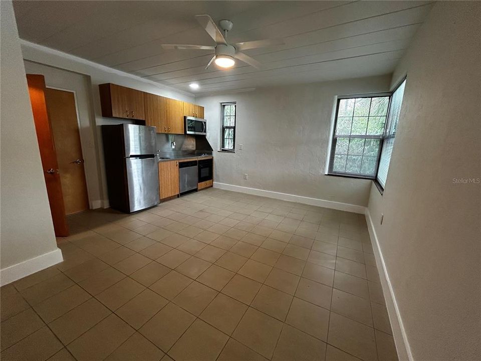 For Rent: $1,350 (1 beds, 1 baths, 550 Square Feet)
