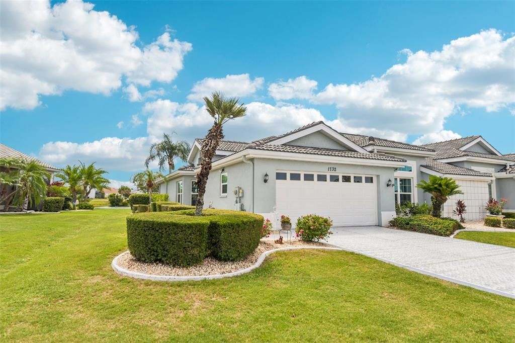 For Sale: $339,900 (2 beds, 2 baths, 1945 Square Feet)