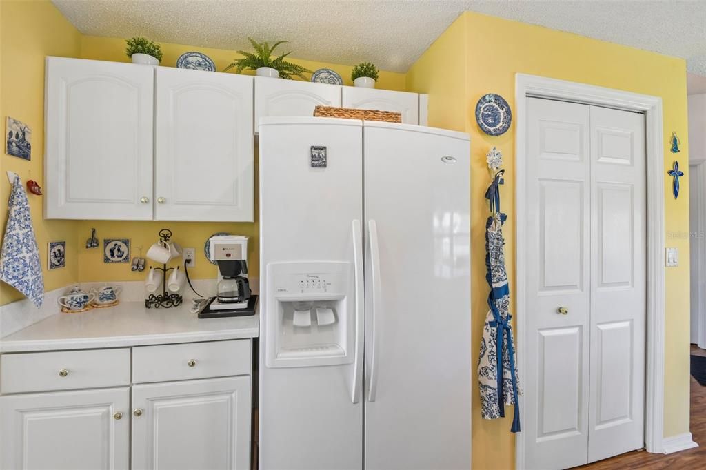 For Sale: $339,900 (2 beds, 2 baths, 1945 Square Feet)