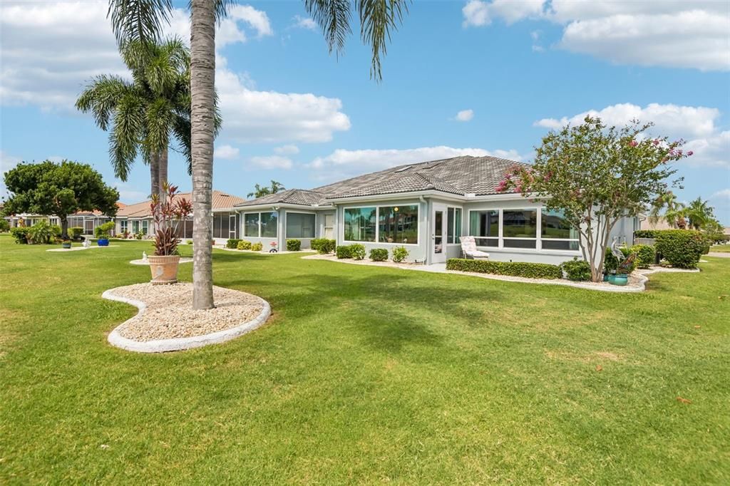 For Sale: $339,900 (2 beds, 2 baths, 1945 Square Feet)