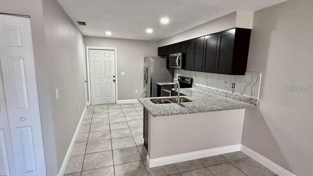 For Rent: $1,350 (2 beds, 1 baths, 870 Square Feet)
