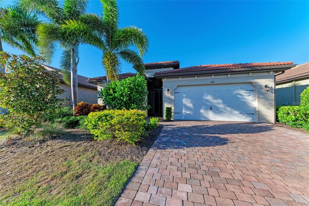 For Sale: $644,900 (3 beds, 2 baths, 1996 Square Feet)