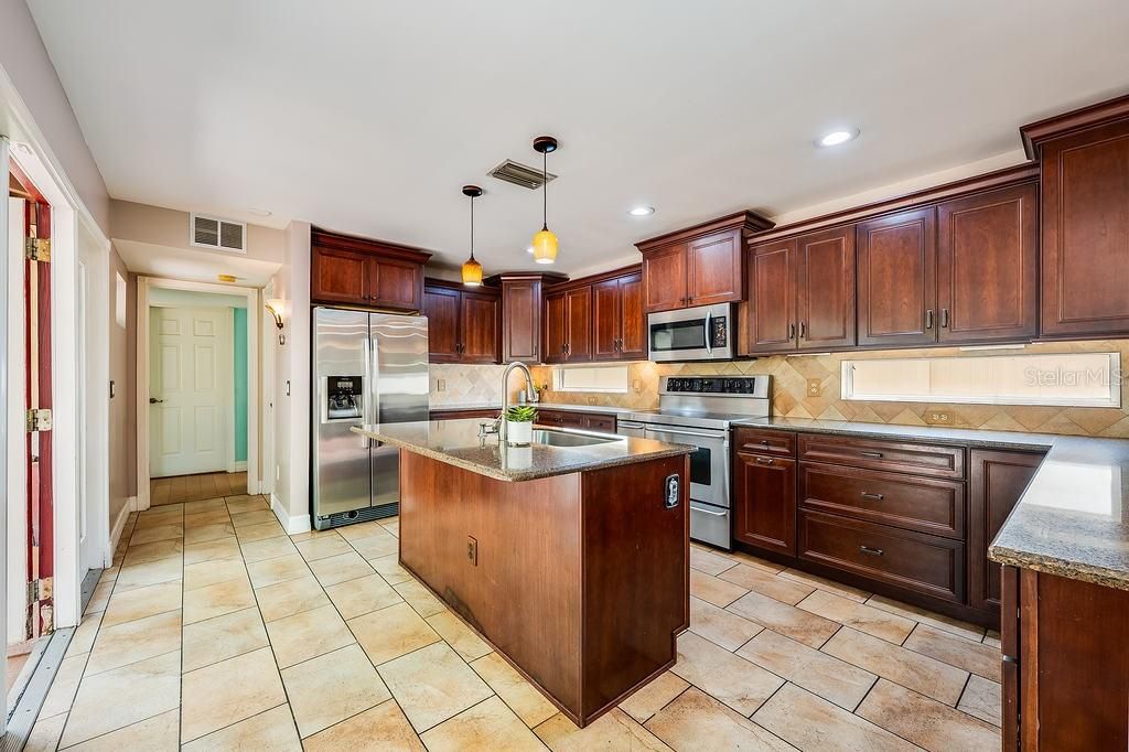 En Venta: $739,000 (4 camas, 2 baños, 2615 Pies cuadrados)