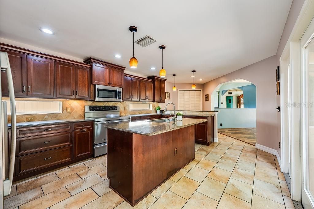 En Venta: $739,000 (4 camas, 2 baños, 2615 Pies cuadrados)