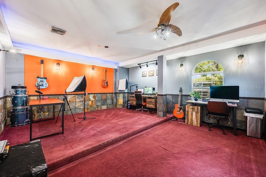 En Venta: $739,000 (4 camas, 2 baños, 2615 Pies cuadrados)