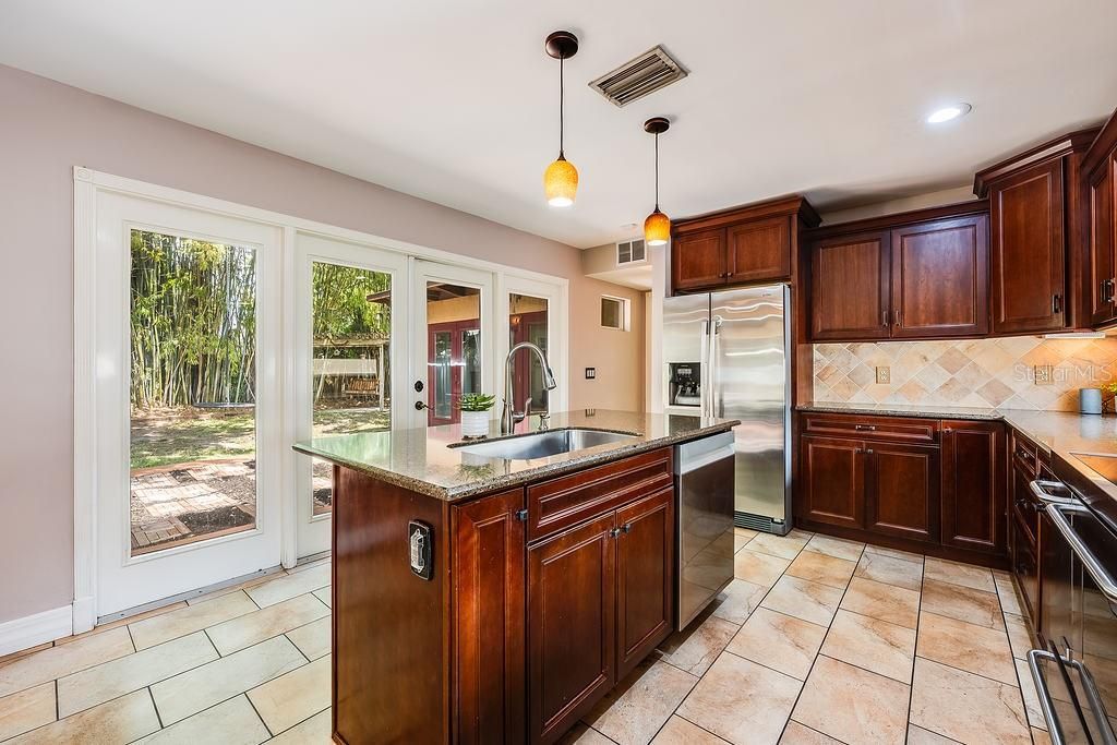 En Venta: $739,000 (4 camas, 2 baños, 2615 Pies cuadrados)