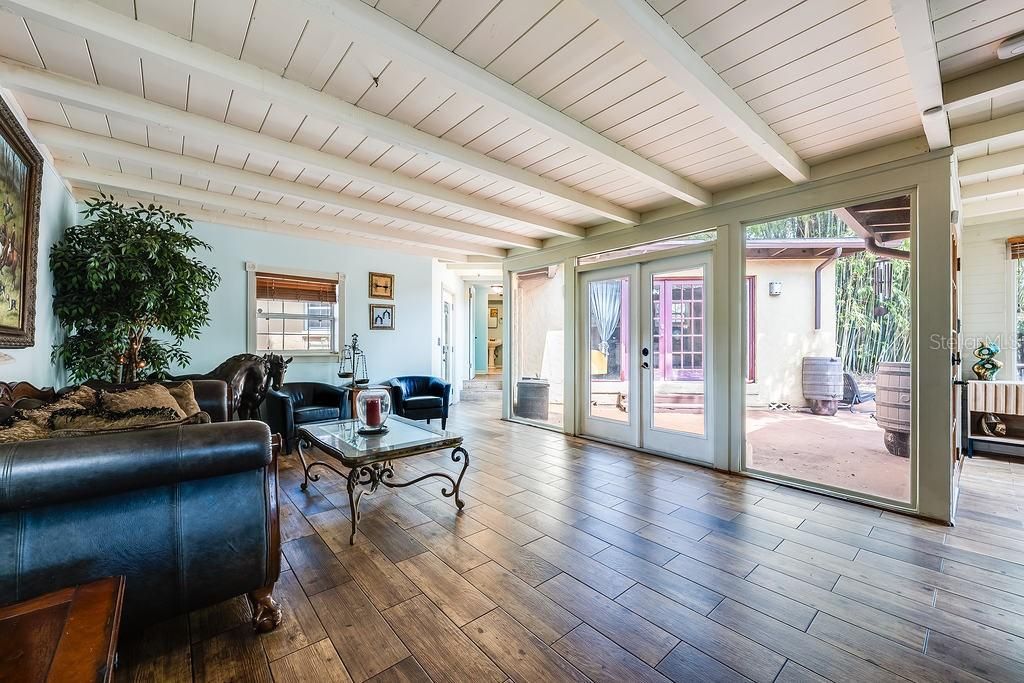 En Venta: $739,000 (4 camas, 2 baños, 2615 Pies cuadrados)