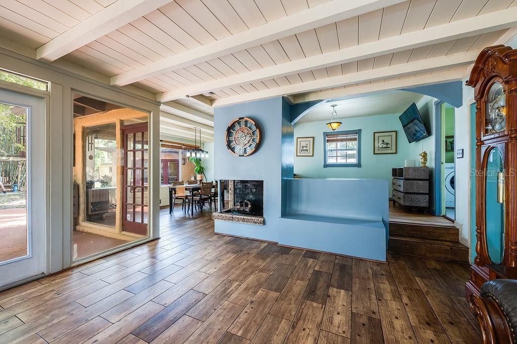 En Venta: $739,000 (4 camas, 2 baños, 2615 Pies cuadrados)