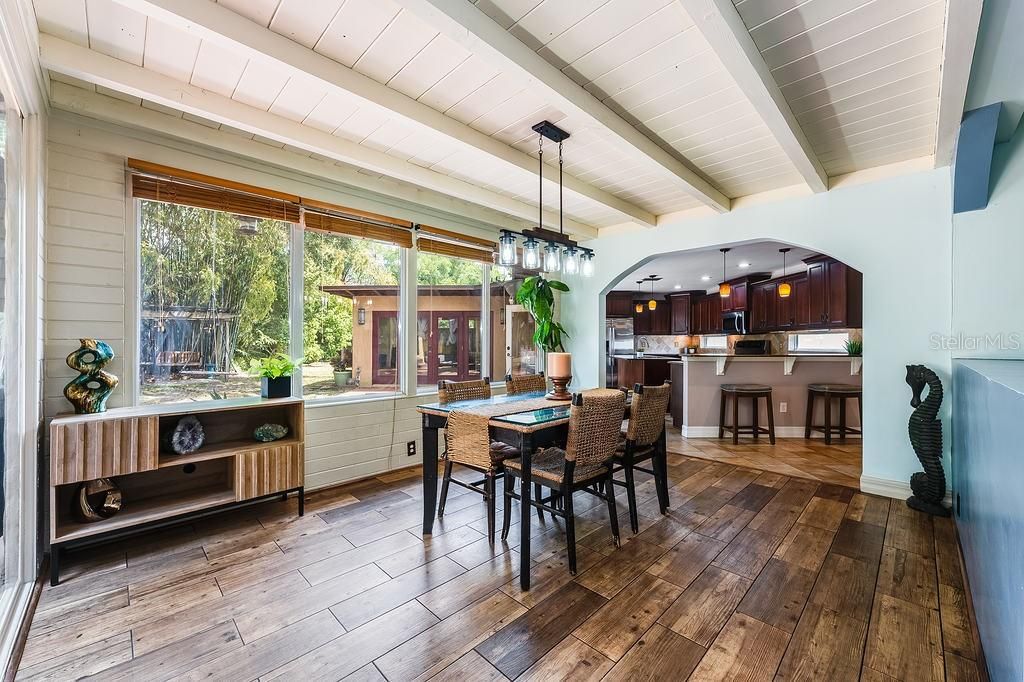 En Venta: $739,000 (4 camas, 2 baños, 2615 Pies cuadrados)