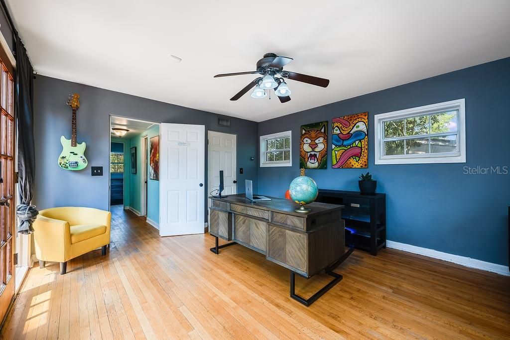 En Venta: $739,000 (4 camas, 2 baños, 2615 Pies cuadrados)