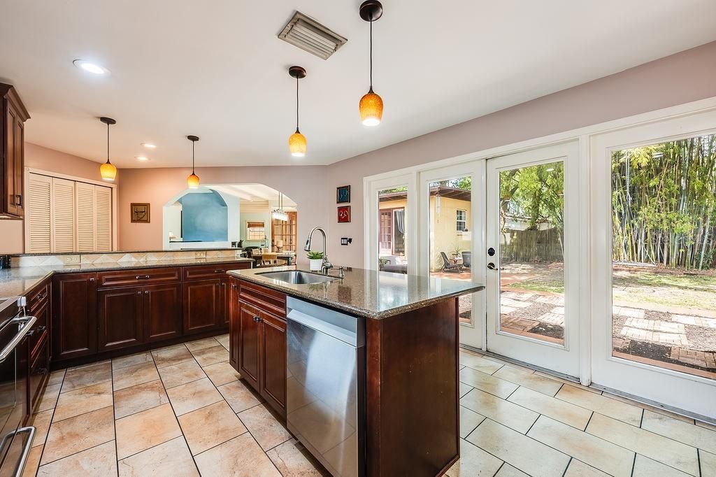 En Venta: $739,000 (4 camas, 2 baños, 2615 Pies cuadrados)