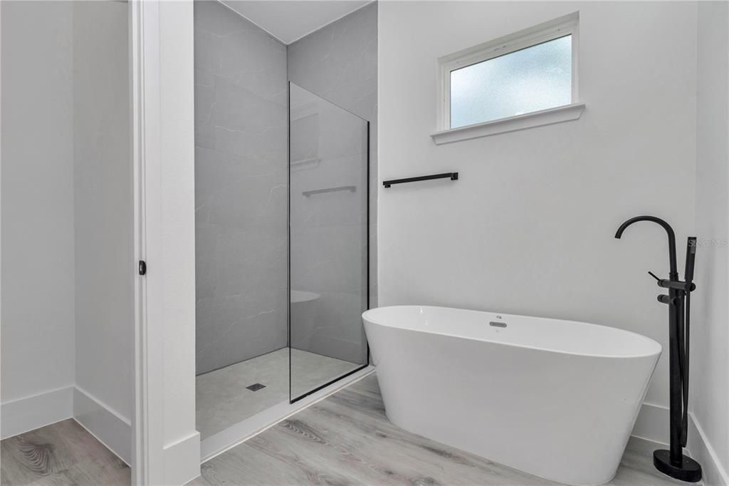 For Sale: $274,900 (3 beds, 2 baths, 1496 Square Feet)