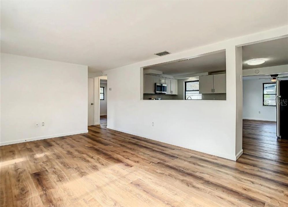 For Sale: $265,000 (2 beds, 1 baths, 1032 Square Feet)