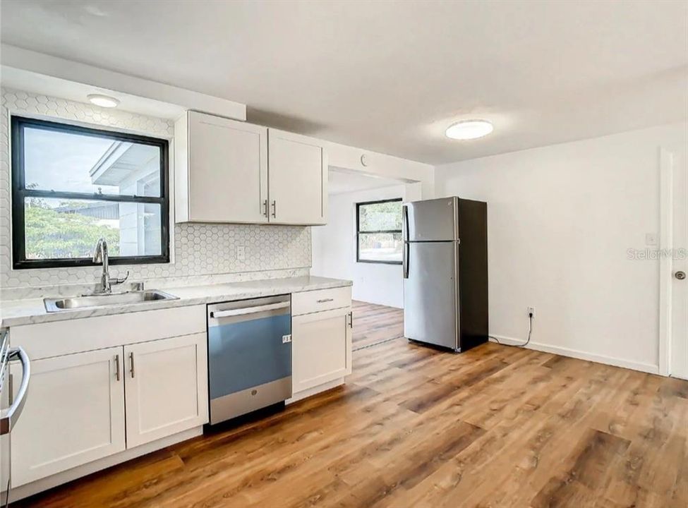 For Sale: $265,000 (2 beds, 1 baths, 1032 Square Feet)