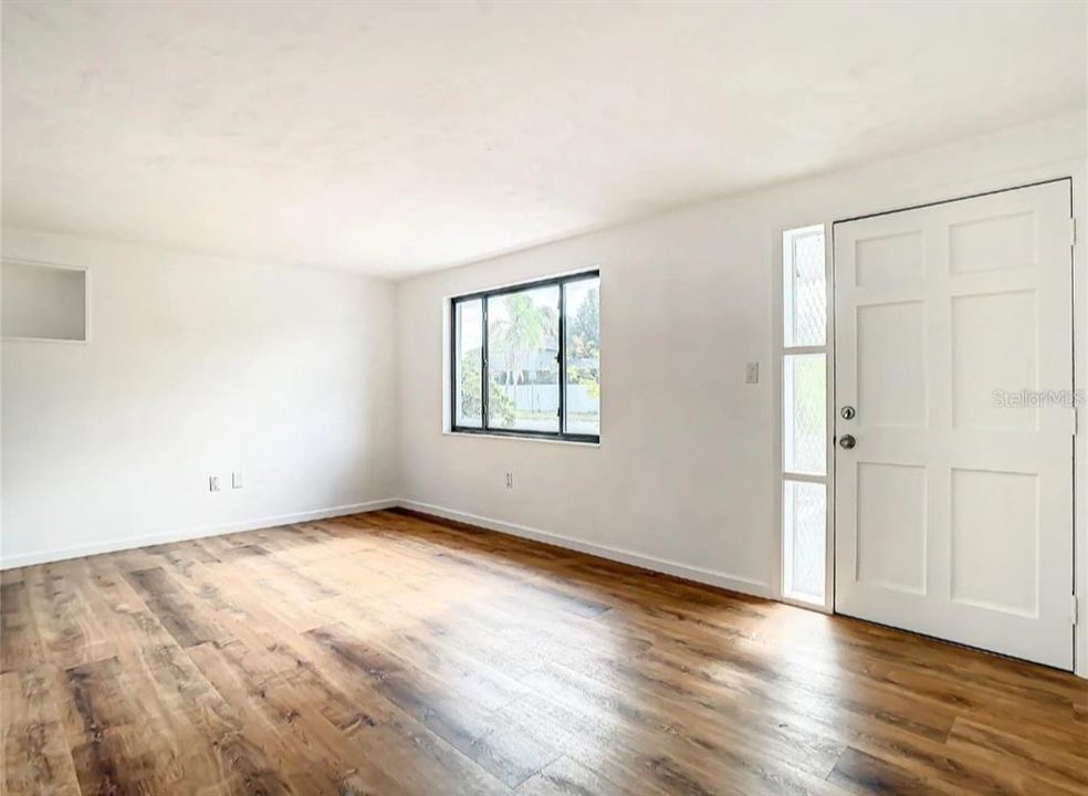 For Sale: $265,000 (2 beds, 1 baths, 1032 Square Feet)