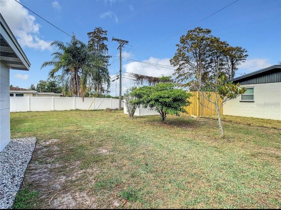 For Sale: $265,000 (2 beds, 1 baths, 1032 Square Feet)
