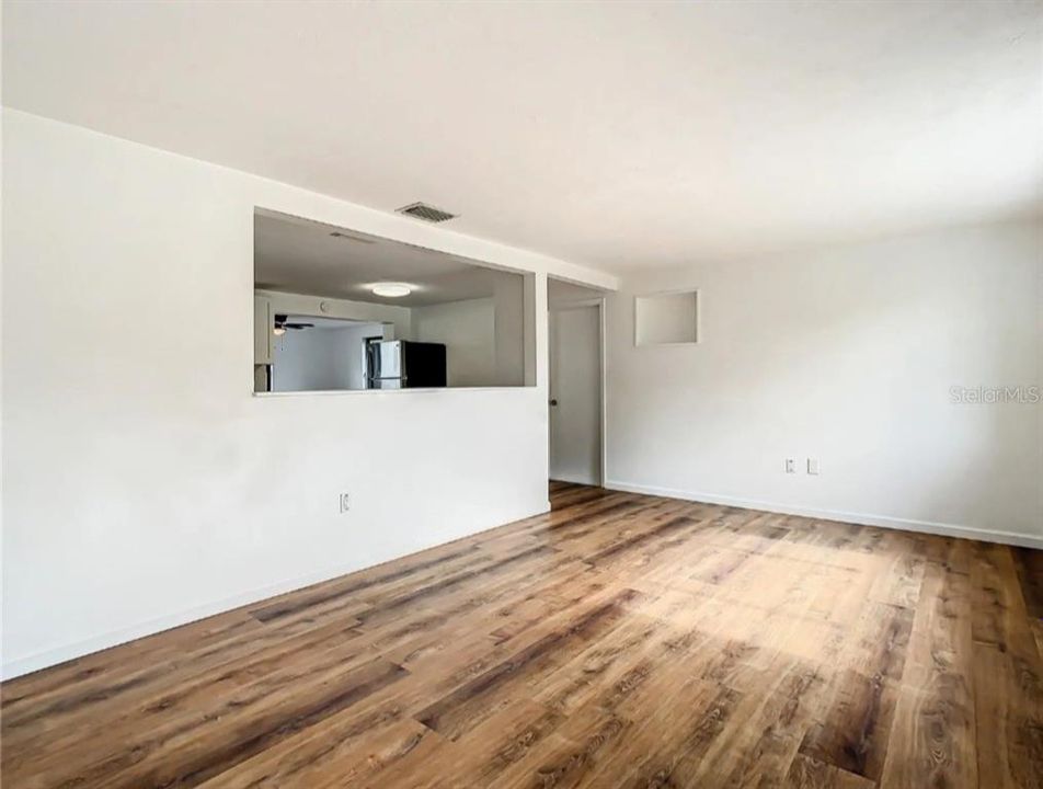 For Sale: $265,000 (2 beds, 1 baths, 1032 Square Feet)