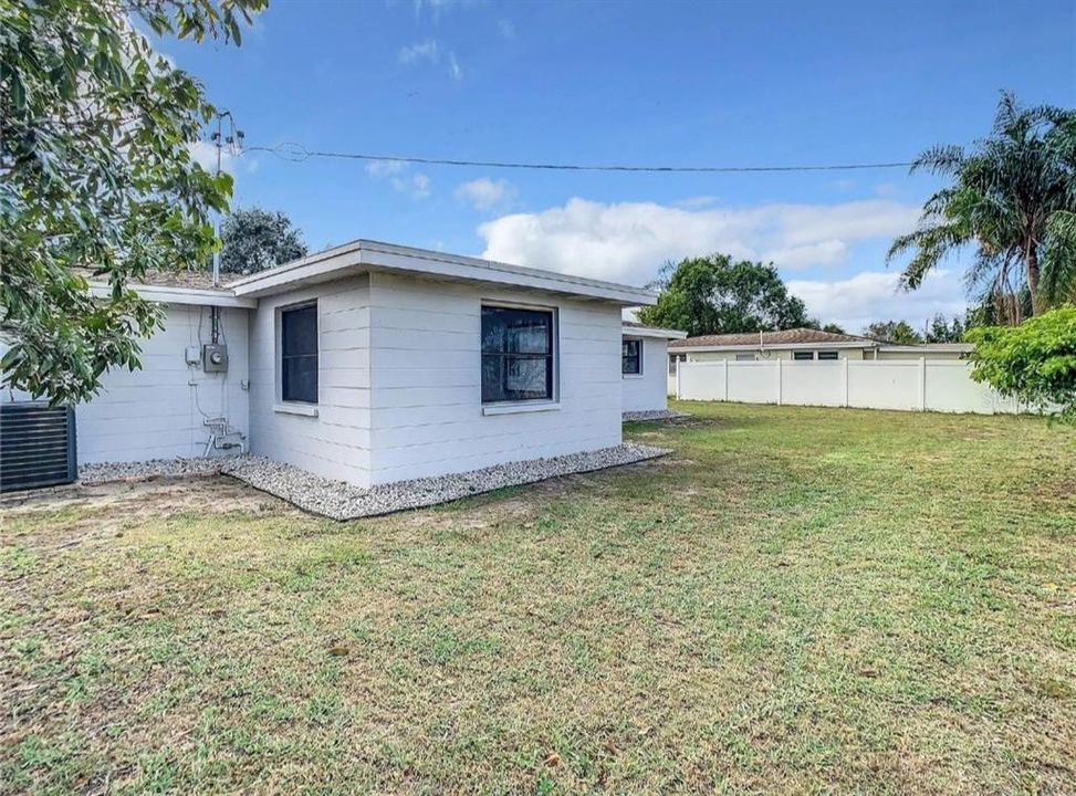For Sale: $265,000 (2 beds, 1 baths, 1032 Square Feet)