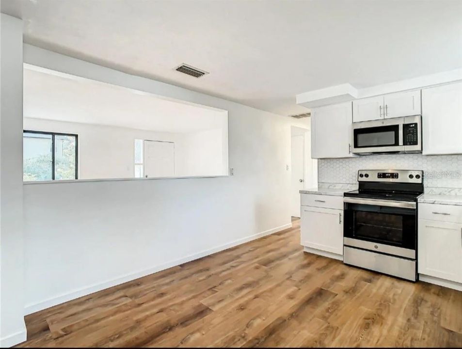 For Sale: $265,000 (2 beds, 1 baths, 1032 Square Feet)