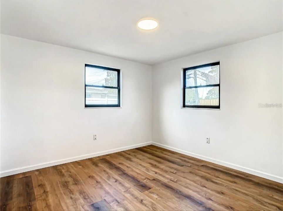 For Sale: $265,000 (2 beds, 1 baths, 1032 Square Feet)