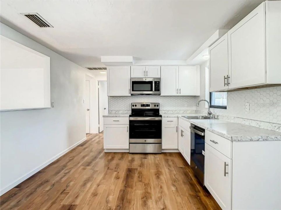 For Sale: $265,000 (2 beds, 1 baths, 1032 Square Feet)