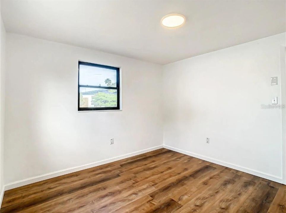 For Sale: $265,000 (2 beds, 1 baths, 1032 Square Feet)