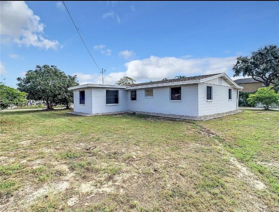 For Sale: $265,000 (2 beds, 1 baths, 1032 Square Feet)