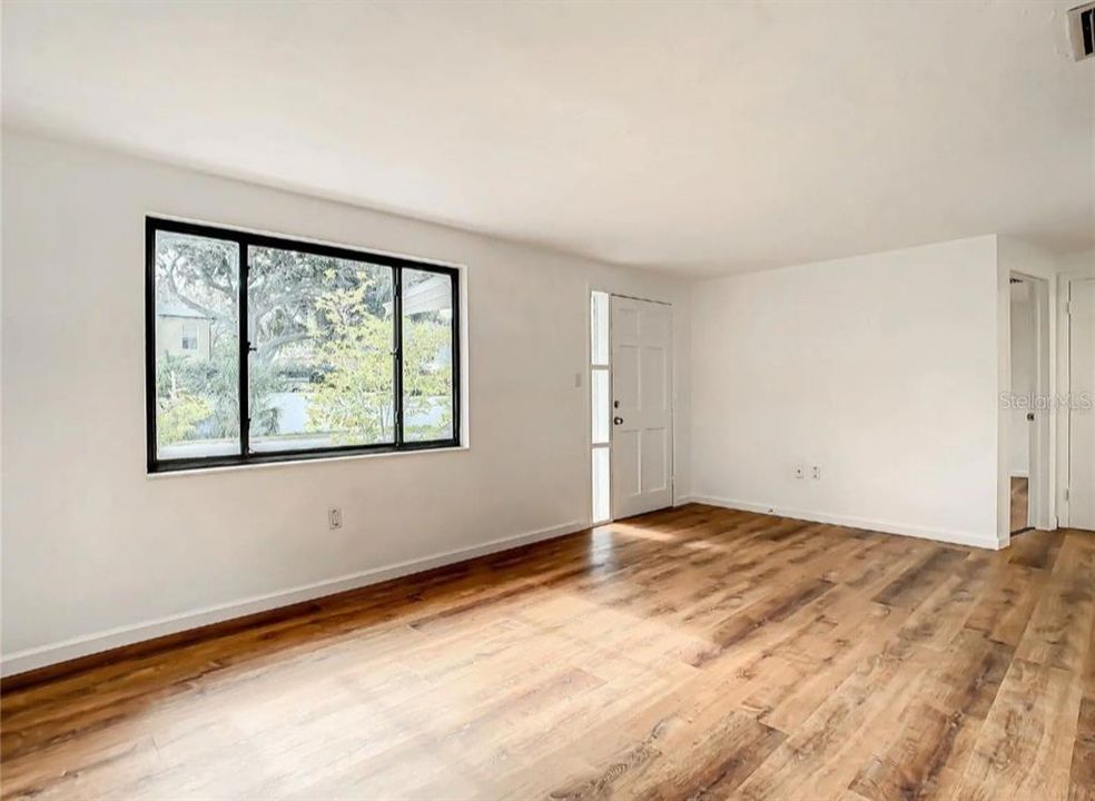 For Sale: $265,000 (2 beds, 1 baths, 1032 Square Feet)