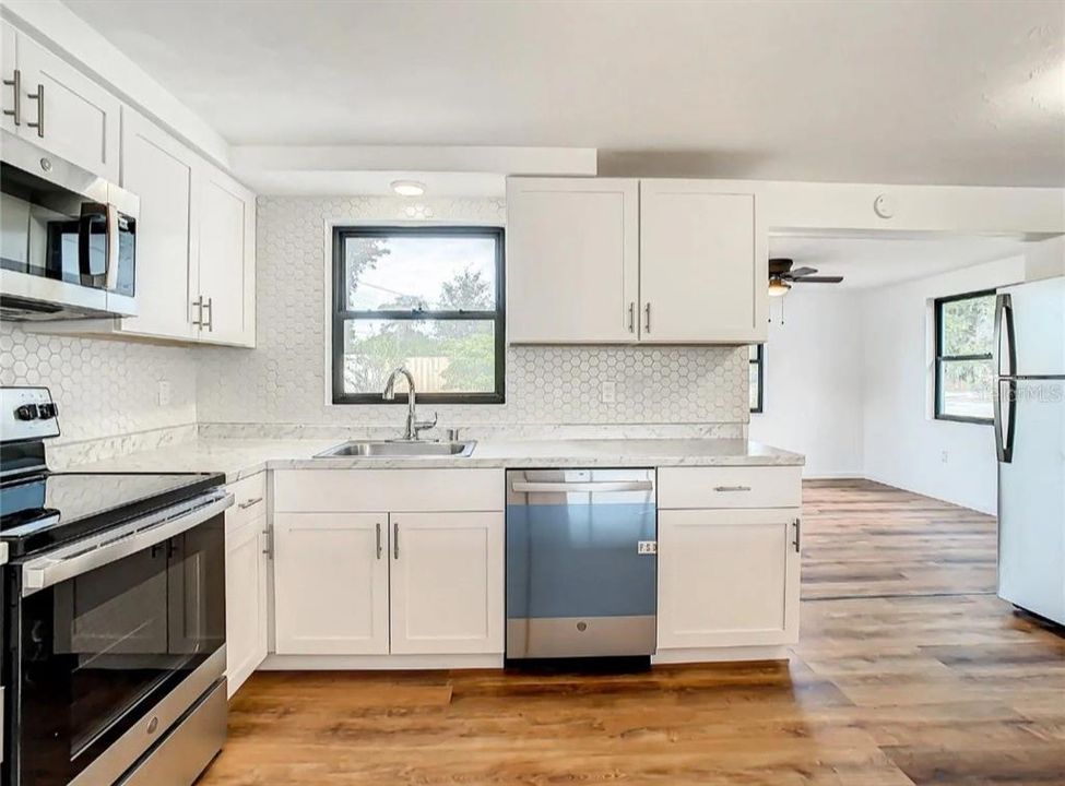 For Sale: $265,000 (2 beds, 1 baths, 1032 Square Feet)