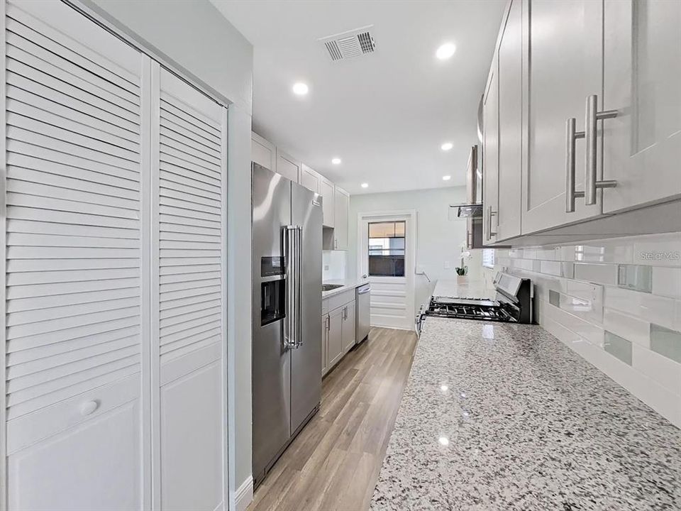 На продажу: $174,900 (2 спален, 2 ванн, 985 Квадратных фут)