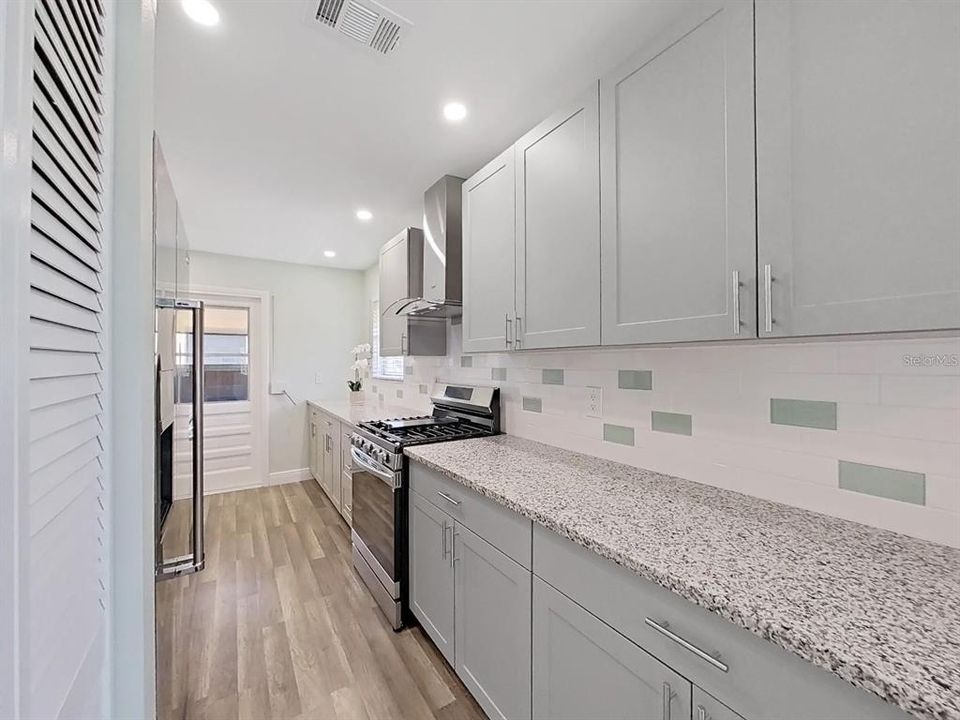 На продажу: $174,900 (2 спален, 2 ванн, 985 Квадратных фут)