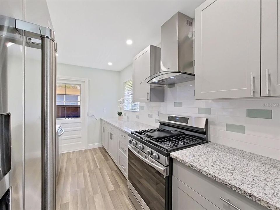 На продажу: $174,900 (2 спален, 2 ванн, 985 Квадратных фут)