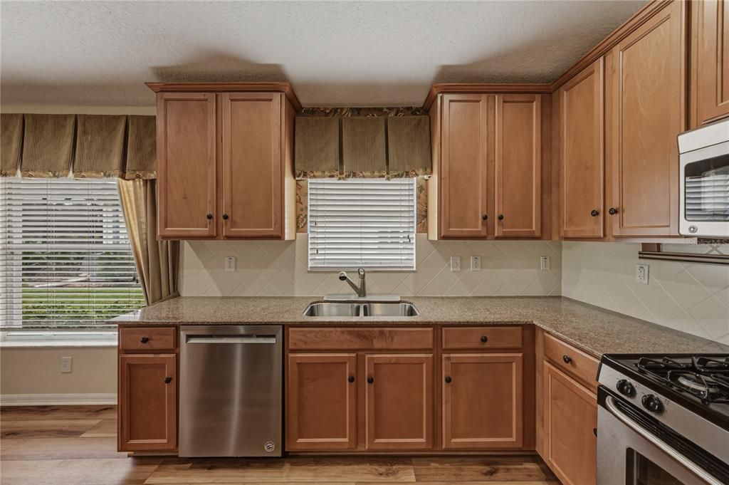 For Sale: $375,000 (3 beds, 2 baths, 2074 Square Feet)