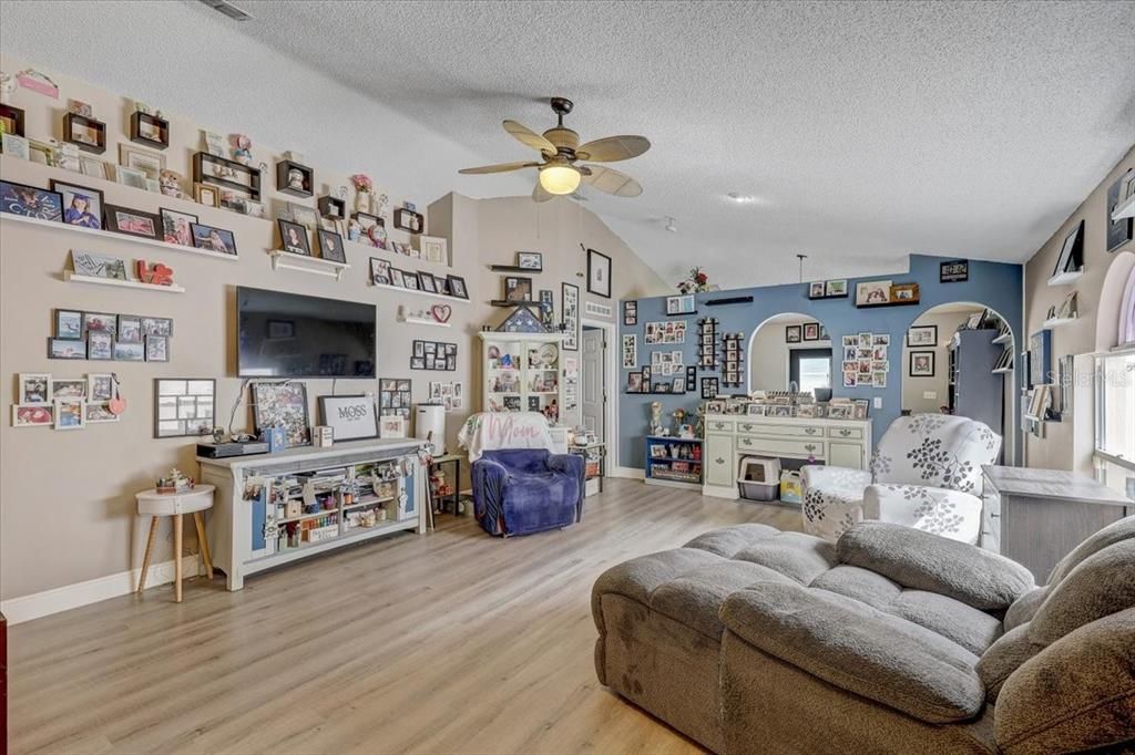 For Sale: $320,000 (3 beds, 2 baths, 1292 Square Feet)