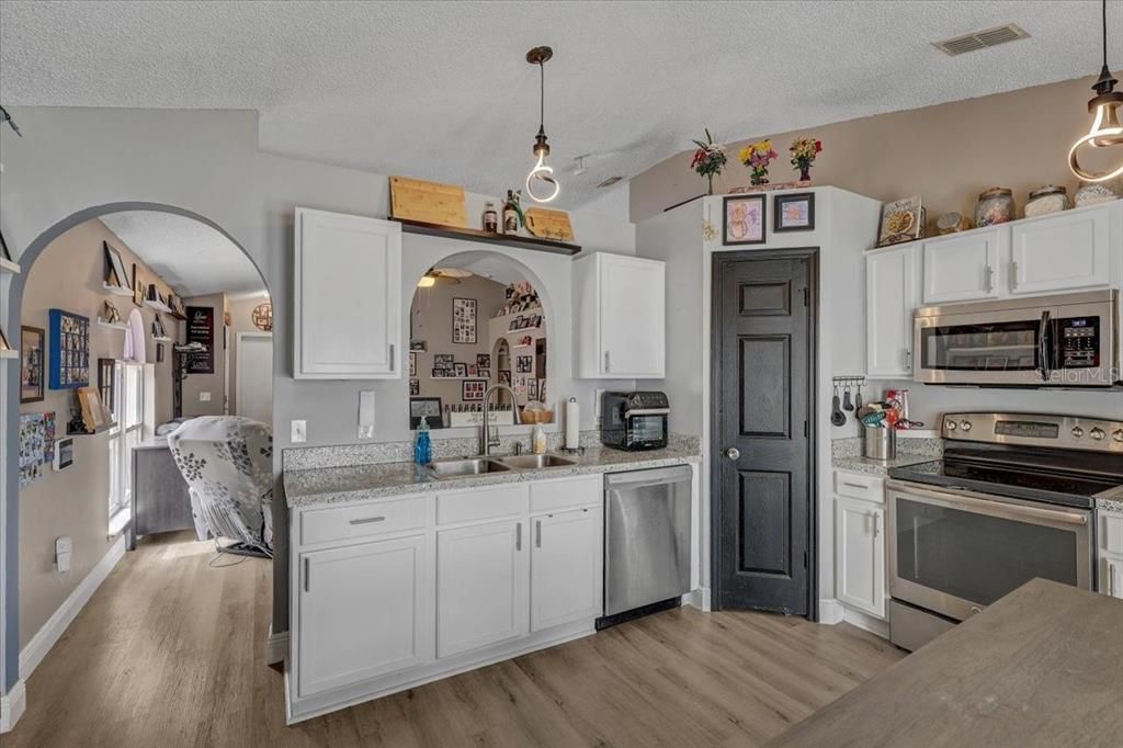 For Sale: $320,000 (3 beds, 2 baths, 1292 Square Feet)