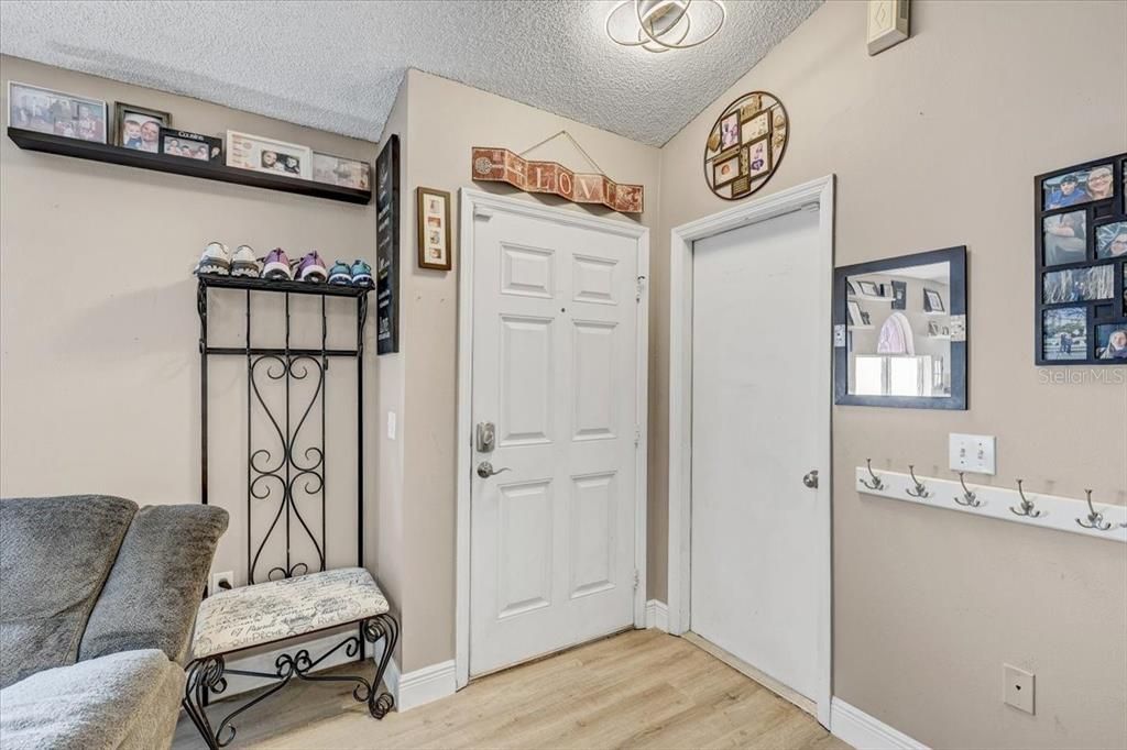 For Sale: $320,000 (3 beds, 2 baths, 1292 Square Feet)