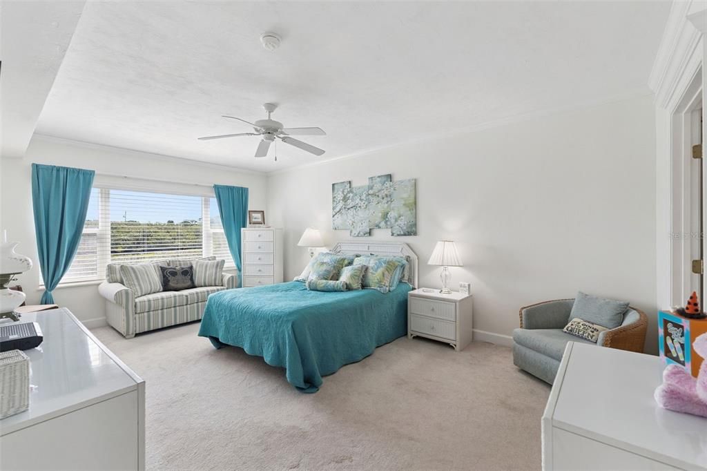 For Sale: $499,000 (3 beds, 3 baths, 1935 Square Feet)