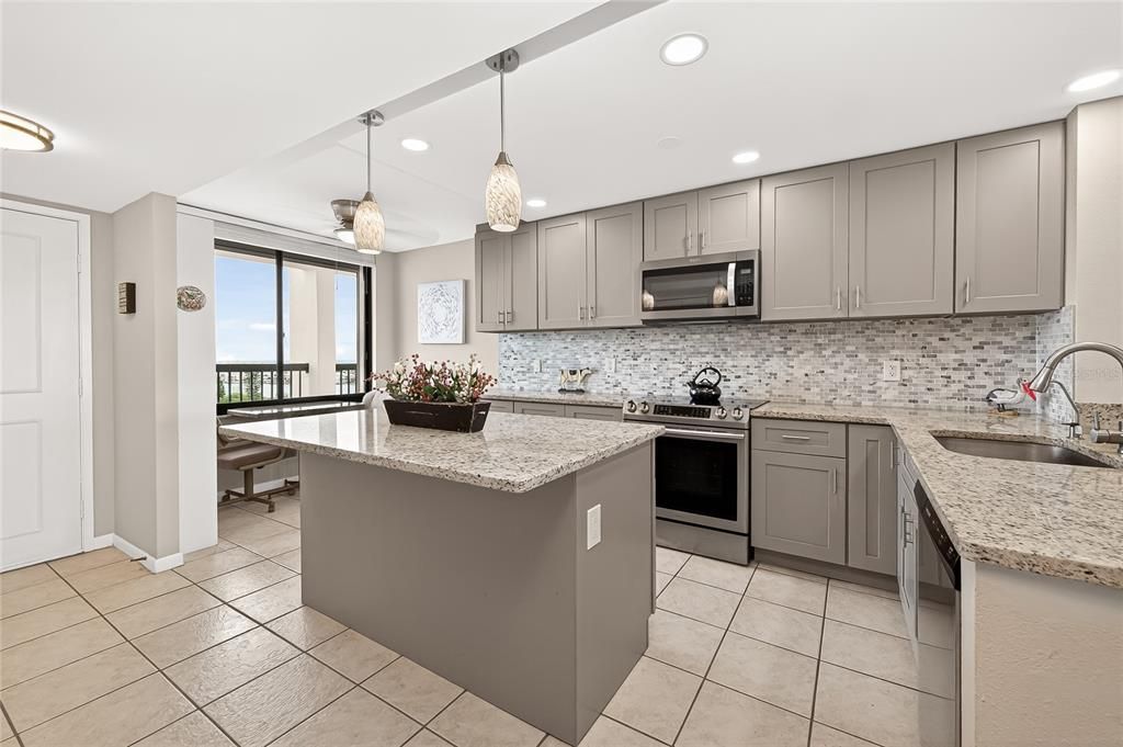 For Sale: $689,000 (2 beds, 2 baths, 1175 Square Feet)