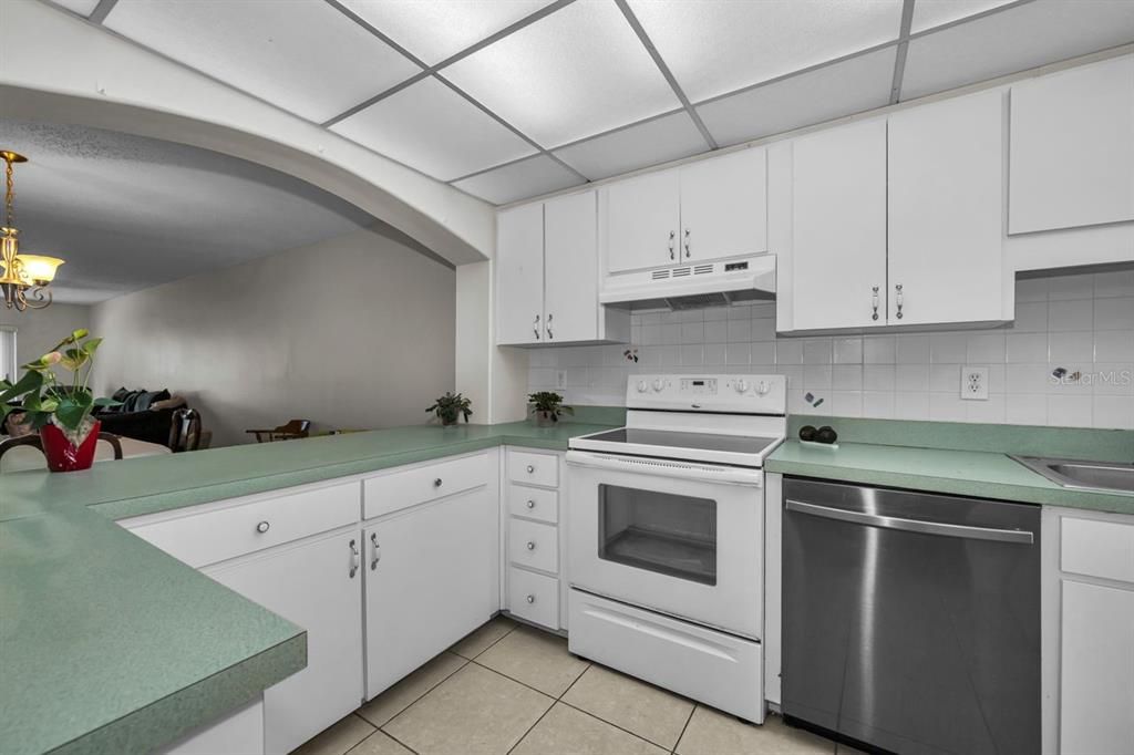 На продажу: $199,999 (2 спален, 2 ванн, 1333 Квадратных фут)